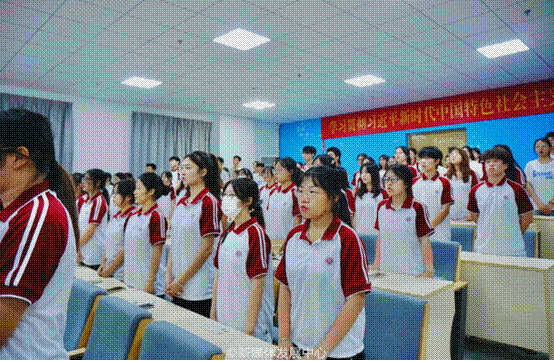 一群人站在室内 描述已自动生成