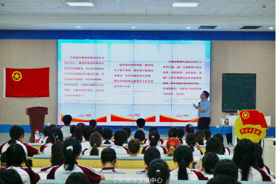 一群人在房间里 中度可信度描述已自动生成