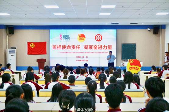 礼堂里有许多人 描述已自动生成