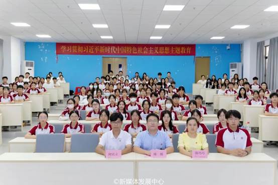 许多人在房间里 描述已自动生成