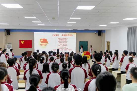 大厅里的人们 描述已自动生成