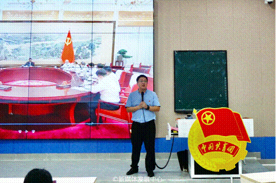 一群人站在船上 低可信度描述已自动生成